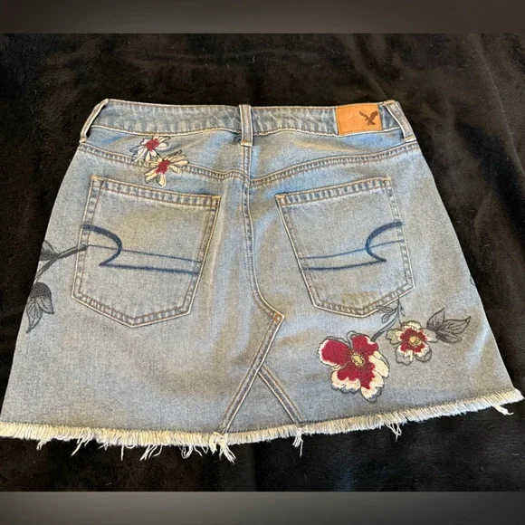 American Eagle Embroidered Denim Skirt with Floral Design. - Picture 2 of 4